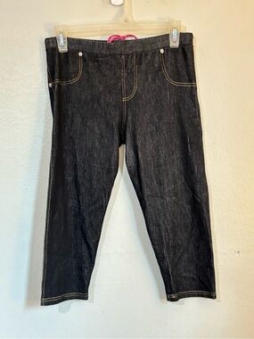 Women's Black Capri Pants with Contrast Stitching